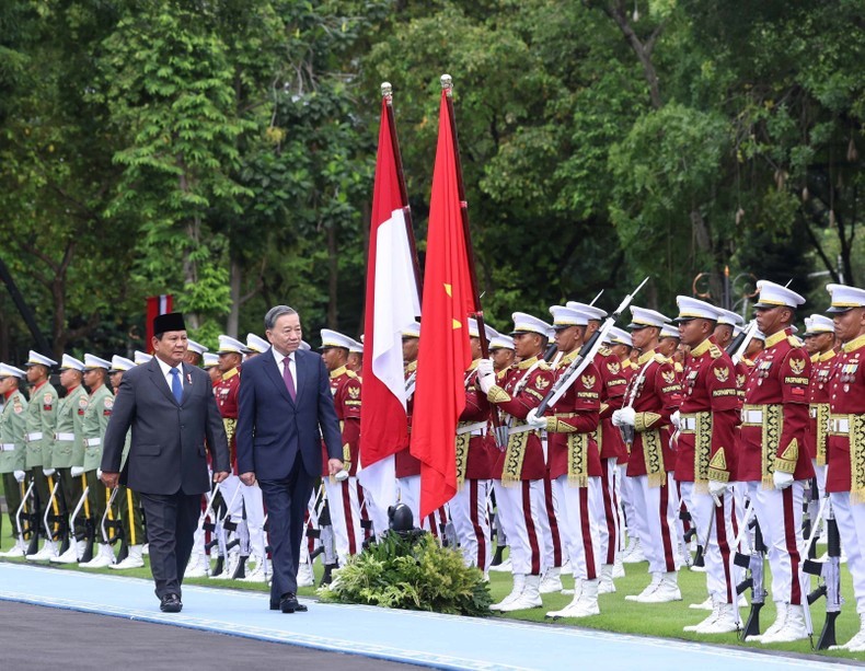 El secretario general del Partido Comunista de Vietnam, To Lam (derecha), y el presidente de Indonesia, Prabowo Subianto, pasan revista a la guardia de honor (Foto: VNA)