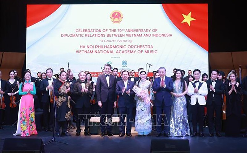 El secretario general del Partido Comunista de Vietnam, To Lam, y el presidente del Senado de Indonesia, Sultan Bachtiar Najamudin, entregaron flores a los artistas. (Foto: VNA)