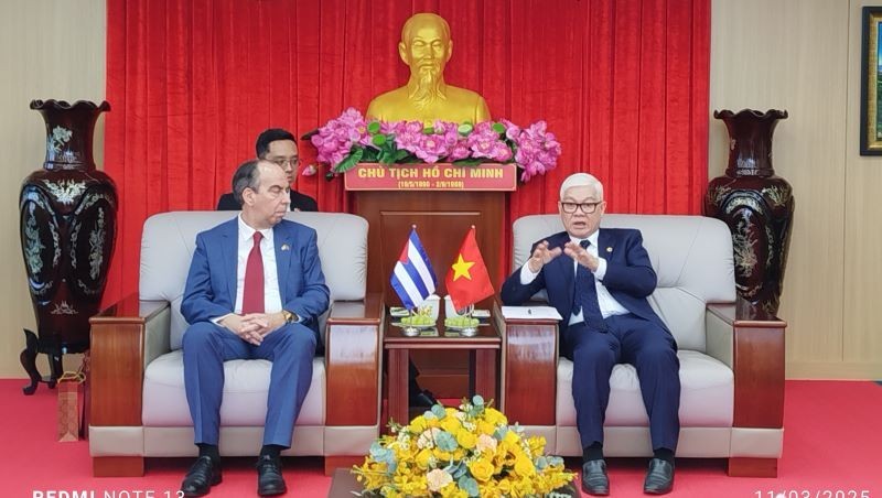 El secretario del Partido Comunista de Vietnam en la provincia de Binh Duong, Nguyen Van Loi, recibe al embajador cubano en Hanói, Rogelio Polanco Fuentes.