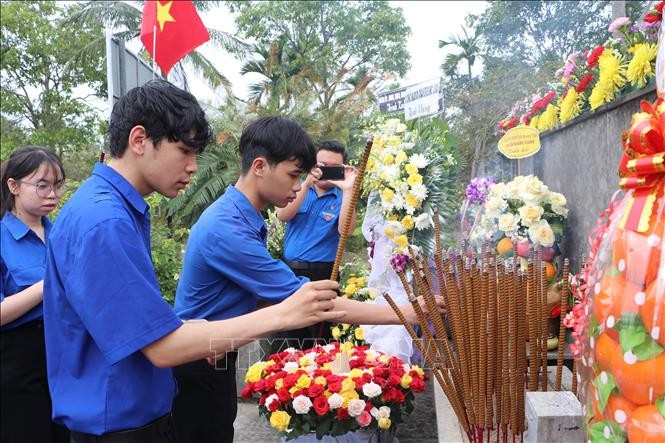 Jóvenes vietnamitas rinden homenaje a las víctimas de la masacre de Son My (Foto: VNA)