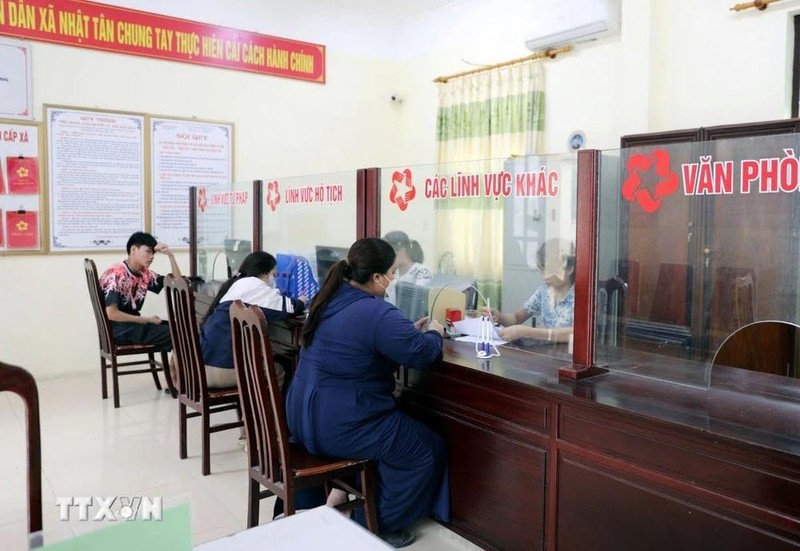 Los pobladores realizan sus trámites administrativos en la comuna de Nhat Tan, distrito de Kim Bang, provincia de Ha Nam (Foto: VNA)