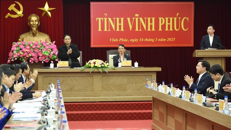 El primer ministro Pham Minh Chinh trabaja con el Buró Ejecutivo del Comité partidista de Vinh Phuc sobre el desarrollo socioeconómico de la provincia. (Foto: VNA)