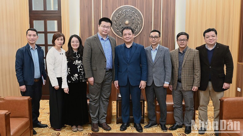 Dirigentes y reporteros del periódico Nhan Dan y la delegación de Xinhua. 