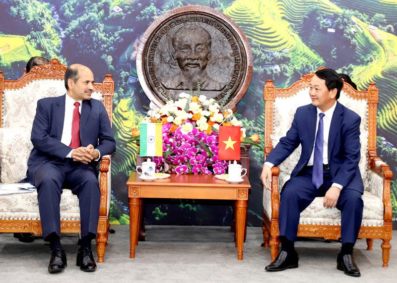 El secretario del Comité partidista de la provincia norteña de Ha Giang, Hau A Lenh, recibe al embajador de la India en Vietnam, Sandeep Arya. (Foto: baohagiang.vn)