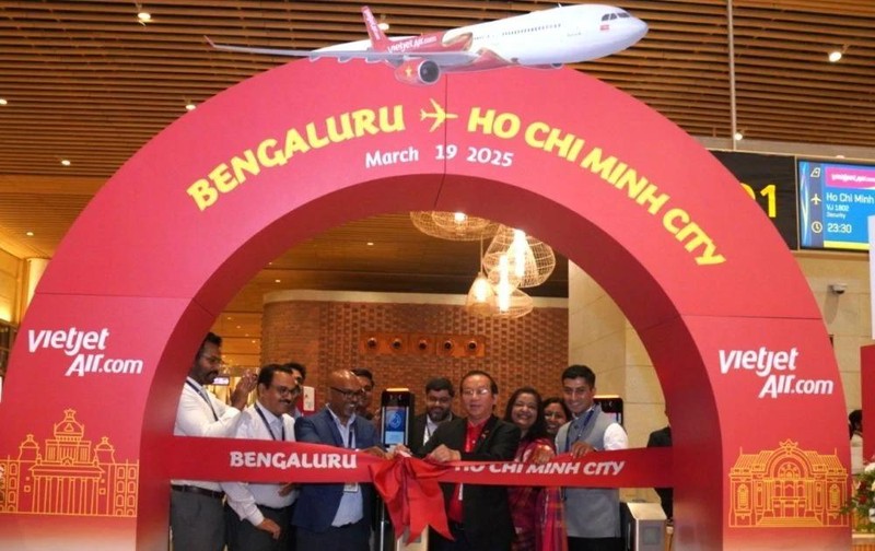 Gerentes de la aerolínea vietnamita Vietjet realizan la ceremonia de apertura de la ruta Ciudad Ho Chi Minh - Bangalore. (Fuente: VNA)