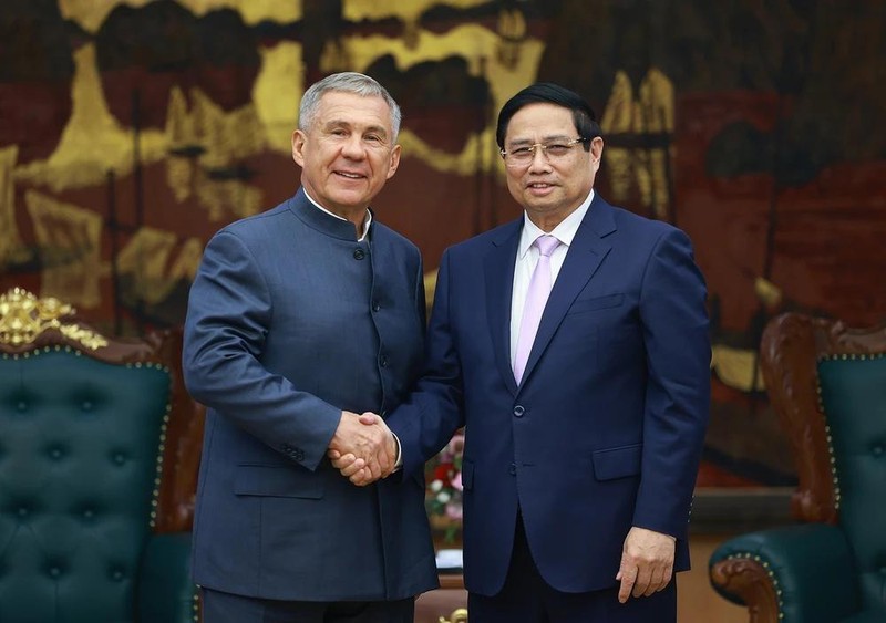 El primer ministro de Vietnam, Pham Minh Chinh, recibe al presidente de la República de Tartaristán (Rusia), Rustam Nurgaliyevich Minnikhanov. Foto: (VNA)