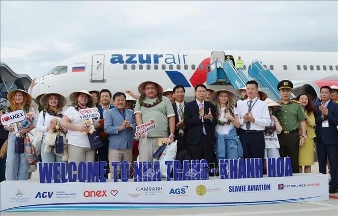 En la tarde del 17 de marzo de 2025, el vuelo número ZF2577 de la aerolínea Azu Air LLC aterrizó en el Aeropuerto Internacional de Cam Ranh, provincia de Khanh Hoa, con 231 turistas rusos. (Foto: VNA)