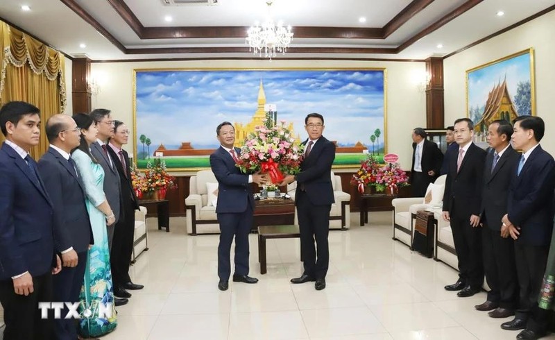 El embajador de Vietnam en Laos, Nguyen Minh Tam, entrega una canasta de flores del secretario general del Partido Comunista de Vietnam, To Lam, felicitando el 70º aniversario de la fundación del Partido Revolucionario Popular Lao. (Fuente: VNA)