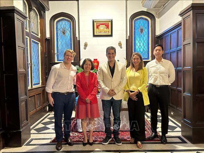 La embajadora de Hanói en Buenos Aires, Ngo Minh Nguyet, recibió al diputado Gerardo González, de la provincia de Formosa y miembro del Grupo Parlamentario de Amistad Argentina - Vietnam. (Foto: VNA)