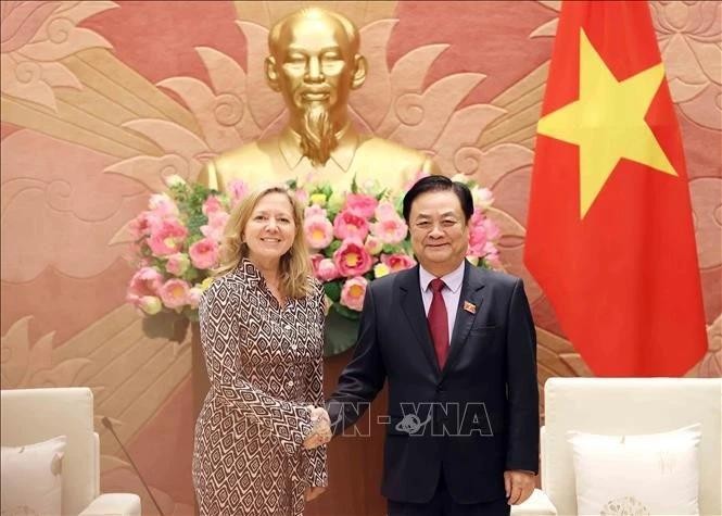 El vicepresidente de la Asamblea Nacional de Vietnam, Le Minh Hoan, y Mariam Sherman, directora del Banco Mundial en Vietnam, Camboya y Laos. (Fuente: VNA)