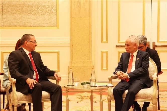 El secretario del Comité Central (CC) del Partido Comunista de Vietnam (PCV) y jefe de la Oficina del CC, Le Hoai Trung, (derecha) recibe al vicepresidente del gobernante Partido Socialista Unido de Venezuela (PSUV), Jesús Germán Faría Tortosa. (Fuente: VNA)