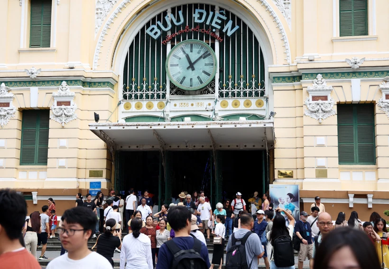 La Oficina Central de Correos de Ciudad Ho Chi Minh atrae a un gran número de visitantes (Foto: VNA)