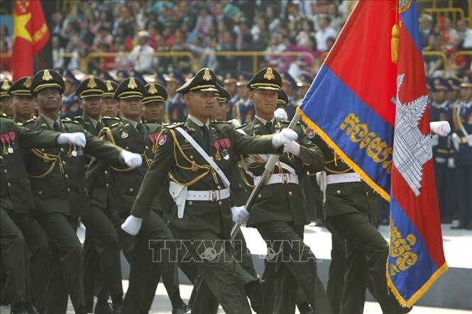 Soldados camboyanos participan en desfile por 50 años de reunificación nacional de Vietnam (Foto: VNA)