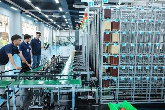 El Centro de Innovación Industria 4.0 – Universidad Internacional del Este (Binh Duong) contribuye a la formación de recursos humanos de alta calidad y a la aplicación de tecnología moderna, promoviendo el proceso de transformación digital de las empresas locales. (Foto: VNA)