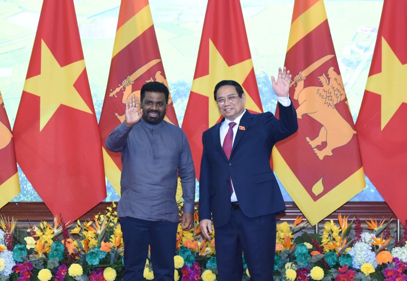 El primer ministro de Vietnam, Pham Minh Chinh (derecha) recibe al presidente de Sri Lanka, Anura Kumara Diíanayaka.