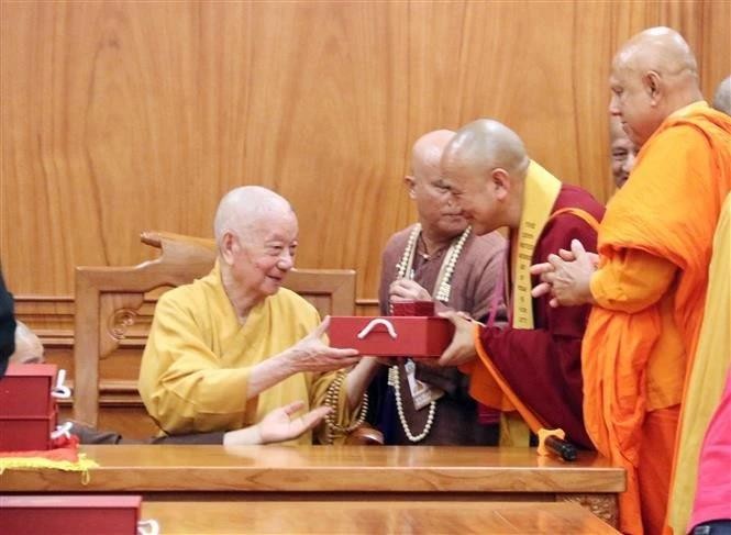 El muy venerable Thich Tri Quang, recibe a jefes de las delegaciones budistas internacionales (Fuente: VNA)