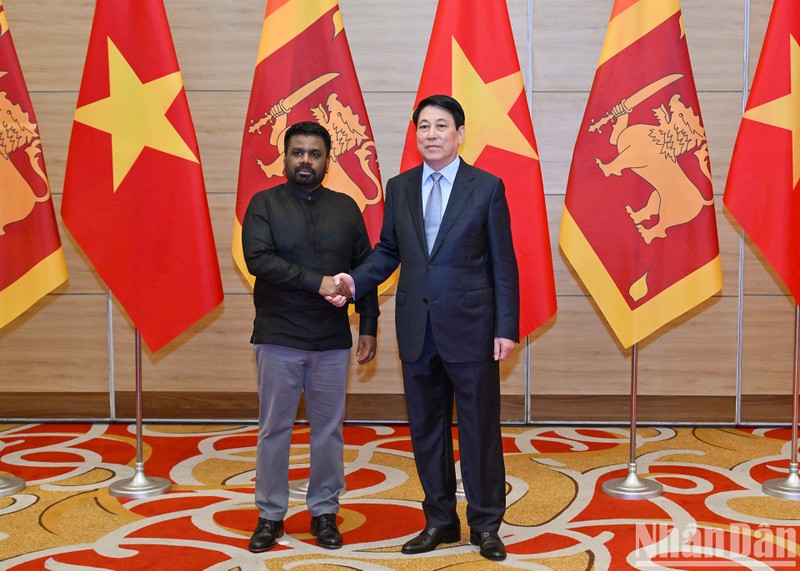 El presidente Luong Cuong (derecha) y su homólogo de Sri Lanka, Anura Kumara Dissanayak.