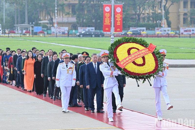 Dirigentes de Vietnam rinden homenaje al Presidente Ho Chi Minh