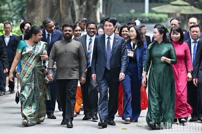 Dirigentes de Vietnam y Sri Lanka visitan zona conmemorativa del Presidente Ho Chi Minh.