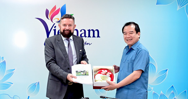 El subjefe del Departamento Nacional de Turismo, Ha Van Sieu y Edgar Doerig, representante en jefe de la Oficina Regional para Asia-Pacífico de la OIF.