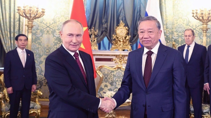 El secretario general del Partido Comunista de Vietnam, To Lam, se reúne con el presidente ruso, Vladimir Putin, en Moscú. (Foto: VNA)