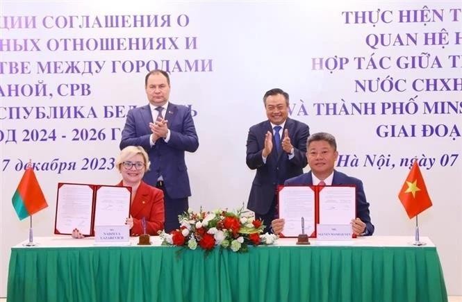 El primer ministro bielorruso, Roman Golovchenko, y el presidente del Comité Popular de Hanoi, Tran Sy Thanh, presenciaron la firma del Programa de Cooperación para implementar el acuerdo de amistad y cooperación entre Hanói y Minsk (2023). (Fuente: VNA)