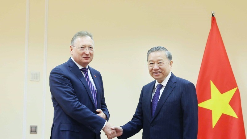 El secretario general del Partido Comunista de Vietnam, To Lam (derecha) y Sergei Ivanovich Kudryashov, director general de Zarubezhneft (Fuente: VNA)