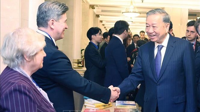 El secretario general del Partido Comunista de Vietnam, To Lam, se reúne con los intelectuales y expertos rusos que apoyaron a la nación indochina (Fuente: VNA)