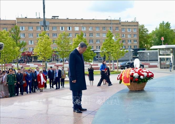 El secretario general del Partido Comunista de Vietnam, To Lam, coloca ofrendas florales ante el monumento al Presidente Ho Chi Minh en la Plaza que lleva su nombre en Moscú. (Foto: VNA)