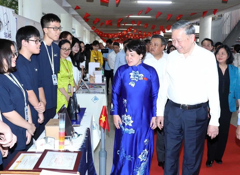 El secretario del Partido Comunista de Vietnam, To Lam, realiza una visita de trabajo para revisar el desarrollo del sector educativo en Hanói (Fuente: VNA) 