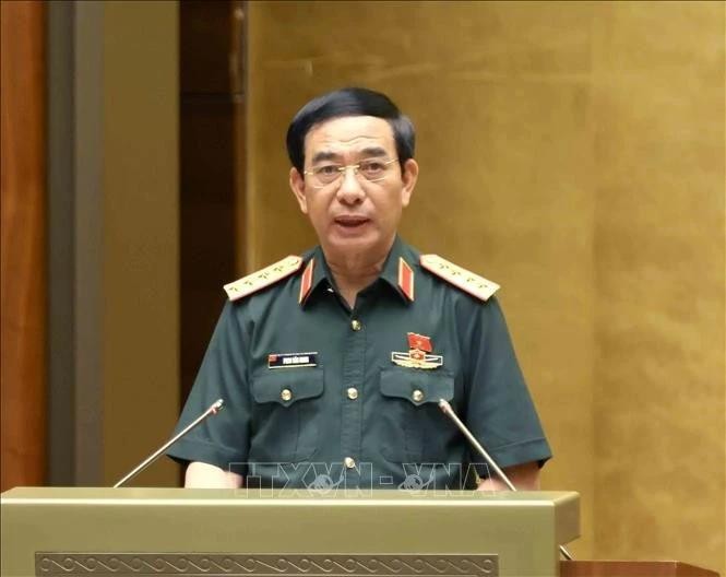 El ministro de Defensa, Phan Van Giang, presenta el borrador de ley en la sesión (Foto: VNA)