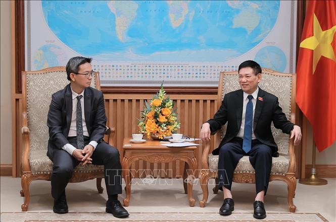 El viceprimer ministro Ho Duc Phoc (derecha) sostiene encuentro con la delegación de expertos de S&P, encabezada por Kim Eng Tan, director senior de la agencia. (Fuente: VNA) 
