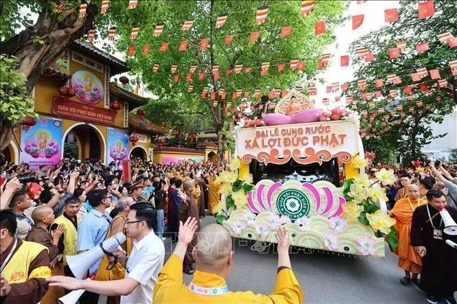 Las reliquias sagradas de Buda, reconocidas como tesoro nacional de la India, fueron recibidas con ceremonia en la pagoda Quan Su de Hanói la tarde del 13 de mayo. (Foto: VNA)