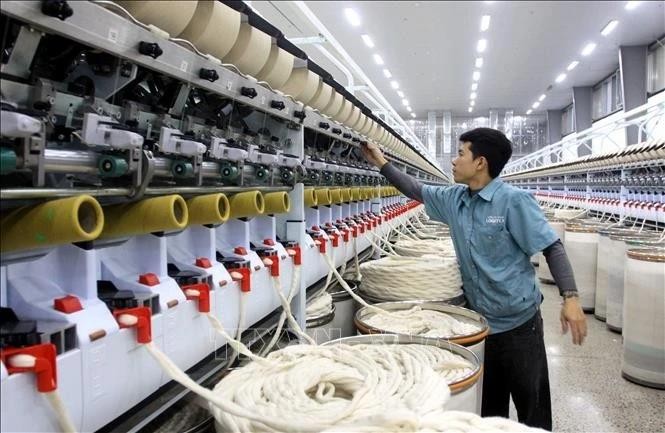 Producción de hilo en la compañía Logitex (Parque Industrial Vu Ninh, distrito Kien Xuong). Foto de ilustración. (Fuente: VNA) 