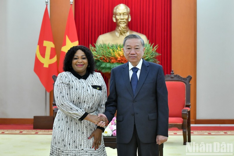 El secretario general del Partido Comunista de Vietnam, To Lam, recibe a la primera vicesecretaria general del Congreso Nacional Africano (ANC) de Sudáfrica, Nomvula Mokonyane.