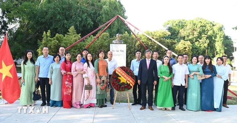 Representantes de la comunidad de vietnamitas en Cuba rinde homenaje al Presidente Ho Chi Minh (Foto: VNA) 
