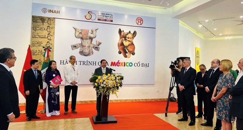 El viceministro de Cultura, Deportes y Turismo de Vietnam Ta Quang Dong habla en la cita.