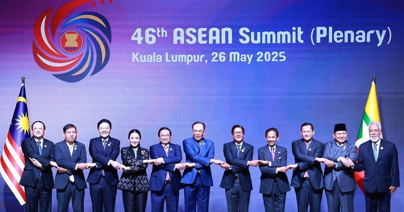 El primer ministro Pham Minh Chinh y líderes de los países de la Asean y Timor Leste participan en la sesión plenaria de la 46 Cumbre de la Asean. (Fuente: VNA)
