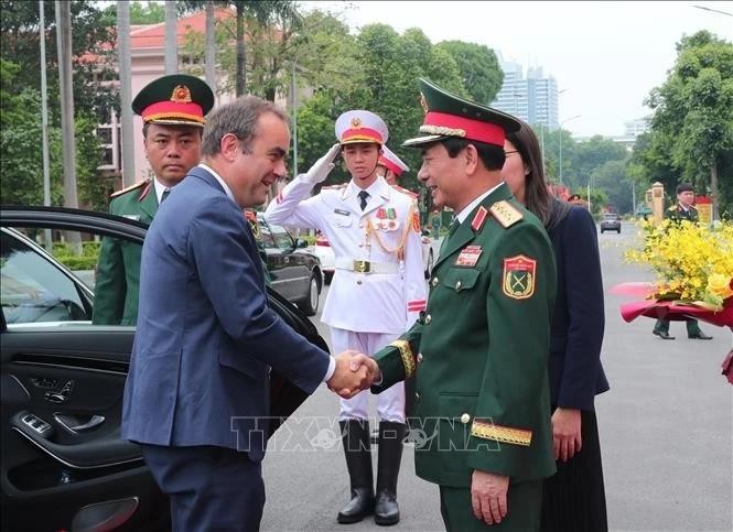 El general Phan Van Giang, miembro del Buró Político, secretario adjunto de la Comisión Militar Central y ministro de Defensa Nacional de Vietnam recibe al ministro de las Fuerzas Armadas de ese país, Sébastien Lecornu.