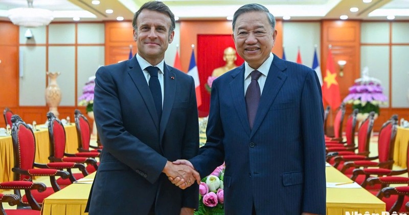 El secretario general del Partido Comunista de Vietnam, To Lam (derecha), se reúne con el presidente francés, Emmanuel Macron.