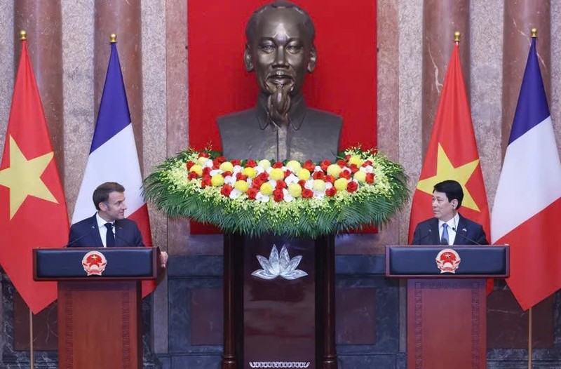 Los presidentes de Vietnam, Luong Cuong, y de Francia, Emmanuel Macron, se reúnen con la prensa (Foto: VNA)