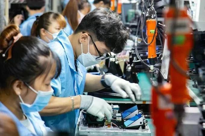 Montaje de equipos electrónicos en la fábrica Datalogic Vietnam. (Fuente: sggp.org.vn)