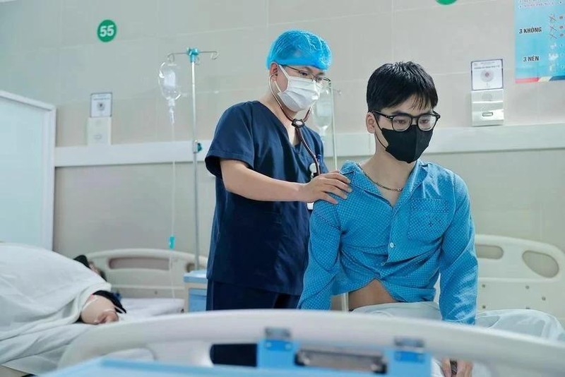 Médico examina a paciente de la pandemia del Covid-19. (Foto: VNA)