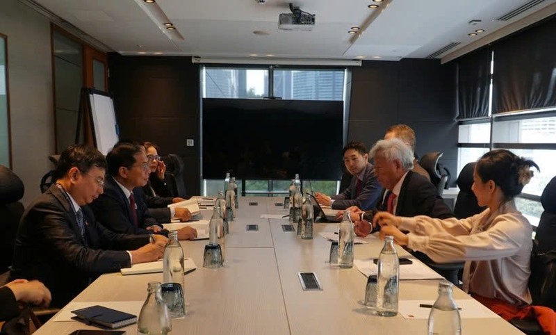 Durante el encuentro entre el presidente del Banco Asiático de Inversión en Infraestructura (AIIB), Jin Liqun, y el viceprimer ministro y canciller vietnamita, Bui Thanh Son. (Foto: VNA)