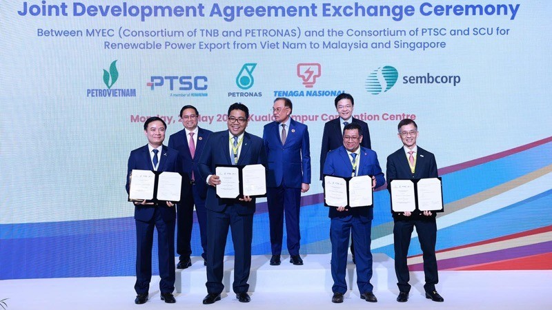 Los primeros ministros de Vietnam, Pham Minh Chinh; de Malasia, Anwar Ibrahim; y de Singapur, Lawrence Wong, atestiguan la firma del acuerdo trilateral para la exportación de energía renovable. (Foto: VNA)