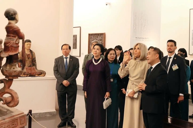 Ngo Phuong Ly y Brigitte Macron visitan el Museo de Bellas Artes de Vietnam (Foto: VNA)