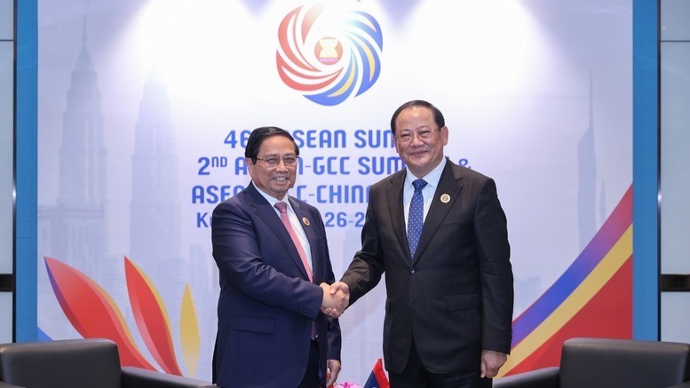 El primer ministro de Vietnam, Pham Minh Chinh (izquierda), y su homólogo laosiano, Sonexay Siphandone. 