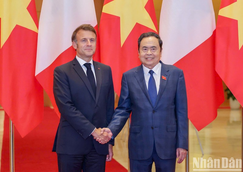 El presidente de la Asamblea Nacional de Vietnam, Tran Thanh Man (derecha), saluda al presidente de Francia, Emmanuel Macron (Foto: VNA)