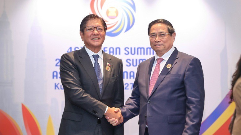 El primer ministro de Vietnam, Pham Minh Chinh (derecha), se reúne con el presidente filipino, Ferdinand Romualdez Marcos Jr. (Foto: VNA) 