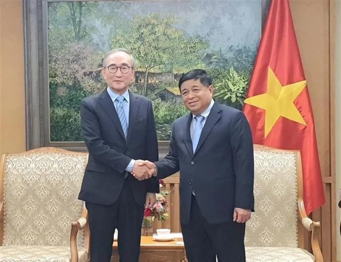 El viceprimer ministro de Vietnam, Nguyen Chi Dung (derecha) recibe a Young Shub Kim, presidente del grupo Korea Telecom (Fuente: VNA)
